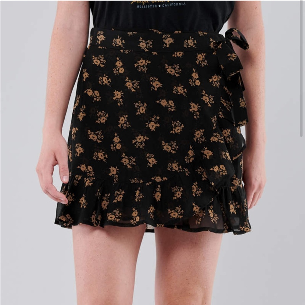 HOLLISTER CO Ultra High-Rise Ruffle-Hem Mini Skirt Wrap Tie Waist Black Floral